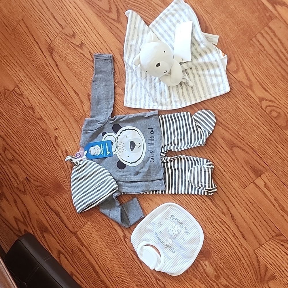 New 0-3 month gerber outfit w/lovey and bib